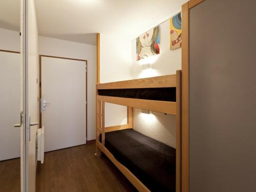 ein kleines Schlafzimmer mit Etagenbetten in einem Zimmer in der Unterkunft Studio Brides-les-Bains, 1 pièce, 4 personnes - FR-1-512-54 in Brides-les-Bains