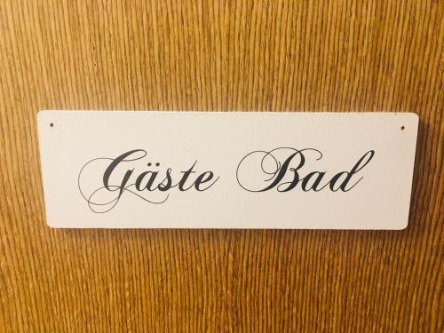 a sign that reads false bad on a wooden door at Familienapartments mit Balkon oder Terrasse und Garten in Ober-Lembach