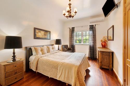 Postel nebo postele na pokoji v ubytování Family Friendly Villa Aroeira Golf