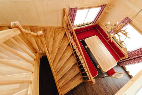 - une vue sur un escalier dans une petite maison dans l'établissement Chalet in Gaal by Ski Slopes & Bathing Pond, à Pirkach