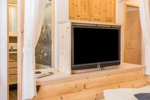 a flat screen tv sitting inside of a room at Morgengruß Himmelreich Moarlhof in Barbiano