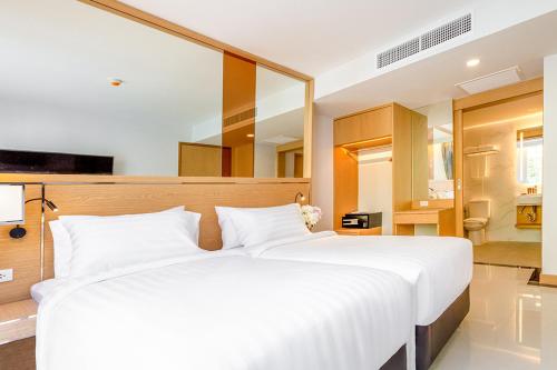 FX HOTEL NANA في بانكوك: غرفة نوم مع سرير أبيض كبير مع مرآة كبيرة