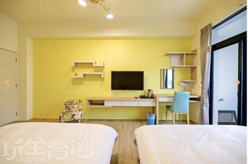Un pat sau paturi într-o cameră la Penghu Yuanmuxin Homestay