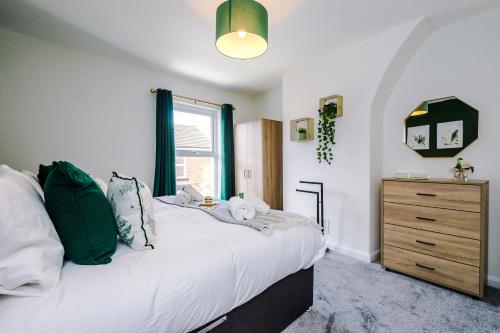 Photo de la galerie de l'établissement Bright 2-bed cottage in Chester by 53 Degrees Property, ideal for Couples & Small groups, City Centre - Sleeps 6, à Chester