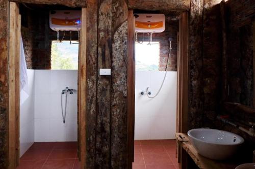 Phòng tắm tại A Su Homestay Mù Cang Chải