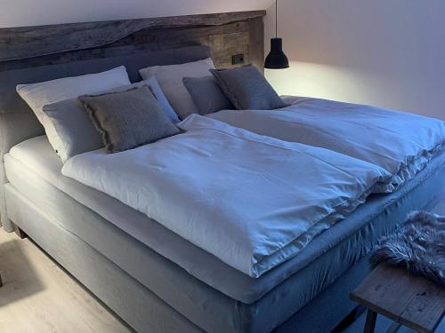 1 cama grande con sábanas y almohadas azules en Donnershag, en Sontra