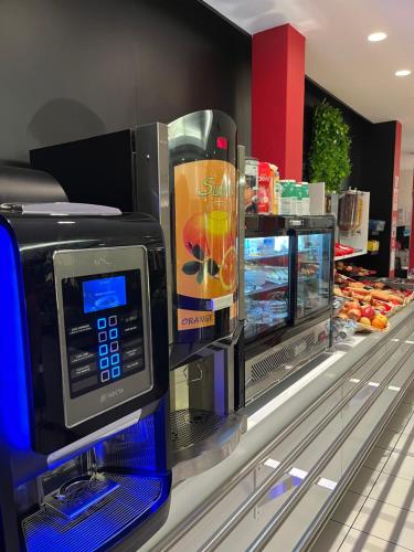 un supermarché avec un distributeur de boissons sur un réfrigérateur dans l'établissement Hôtel Gardenia Bordeaux Est, à Yvrac