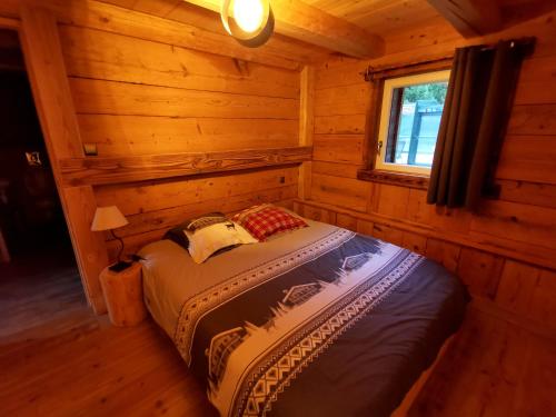Un pat sau paturi într-o cameră la Gite de la Bourbatte
