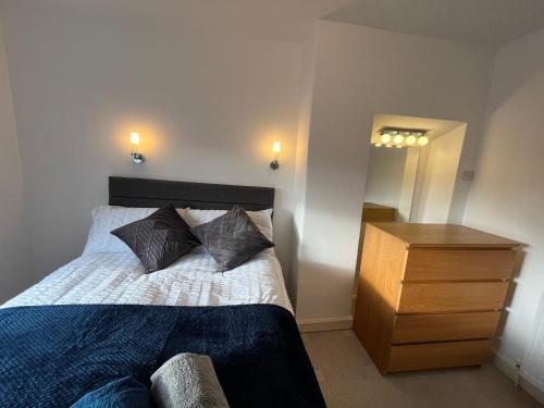 Кровать или кровати в номере Cosy Entire residential home. Staple Hill. Bristol