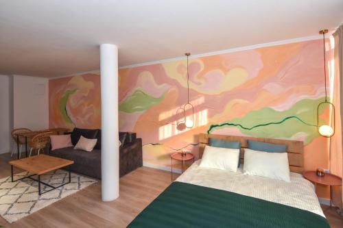 1 dormitorio con 1 cama y una pared colorida en Hostel Havana, en Banja Luka