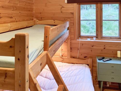 En eller flere senge i et værelse på 4 person holiday home in LINDÅS-By Traum