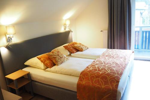 Un pat sau paturi într-o cameră la Ferienwohnung Fürstenbrunn