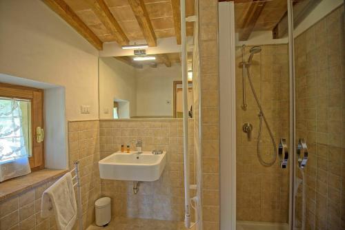 A bathroom at Villa Panizzi by PosarelliVillas