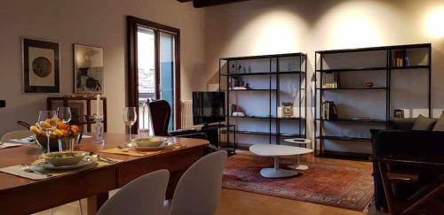 Interno Gavi في فيرونا: غرفة معيشة مع طاولة طعام وكراسي