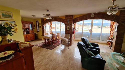 een woonkamer met uitzicht op de oceaan bij 2 bedrooms apartement at Mazarron 400 m away from the beach with sea view shared pool and jacuzzi in Mazarrón