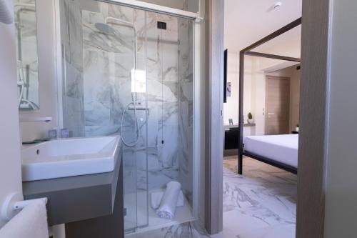 Kylpyhuone majoituspaikassa Pietra Bianca Hotel
