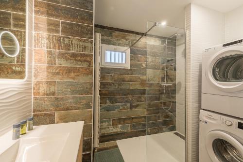 La salle de bains est pourvue d'un lave-linge et d'un sèche-linge. dans l'établissement ST JORIOZ- Art by the River 3 chambres et Jardin, LLA Selections by LocationlacAnnecy, à Saint-Jorioz