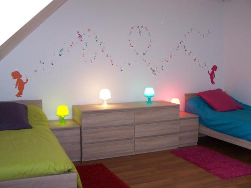 1 Schlafzimmer mit 2 Betten und einer Wand mit Noten in der Unterkunft Gîte Grandeur Nature in Saint-Aignan
