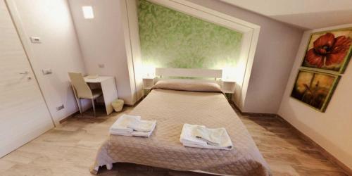 諾爾恰的住宿－La Vineria，一间卧室配有一张床,上面有两条毛巾
