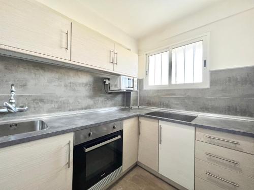 A kitchen or kitchenette at Apartamentos Zaragoza