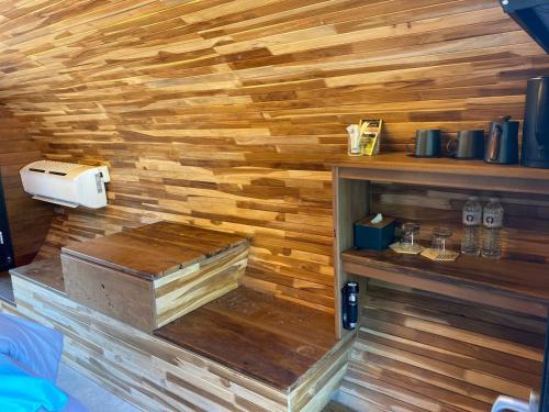 Zimmer mit einer Holzwand und einer Holzkiste in der Unterkunft The Rock Lodge in Ban Nahin-Nai (1)