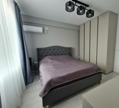 una camera con un grande letto di Dolphin Apartment near Neversea Beach a Constanţa