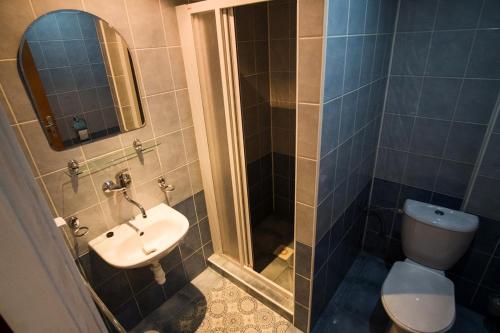 uma casa de banho com um lavatório, um WC e um espelho. em Penzion Zornicka em Donovaly