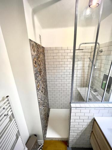 une salle de bain avec douche et toilettes dans l'établissement La perle de St Victor, à Marseille