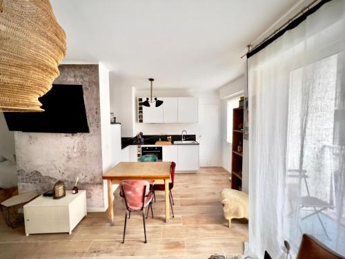 une cuisine et une salle à manger avec une table et des chaises dans l'établissement La perle de St Victor, à Marseille