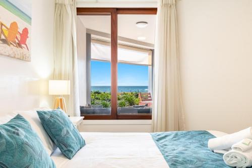 een slaapkamer met een bed en uitzicht op de oceaan bij Sea Esta - Lennox Head in Lennox Head
