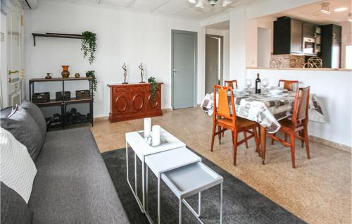 Posezení v ubytování Nice Apartment In Santa Pola With Wifi