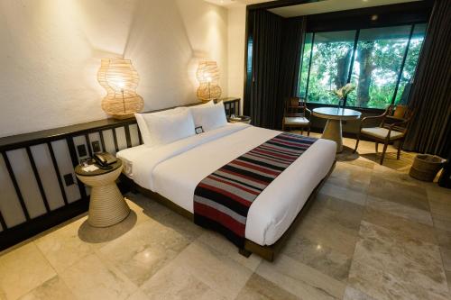 Tempat tidur dalam kamar di The Henry Resort Dumaguete