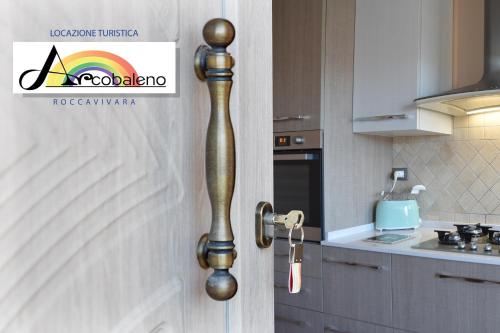 a bronze door handle on a door in a kitchen at Locazione Turistica Arcobaleno "Appartamento Superior" in Roccavivara