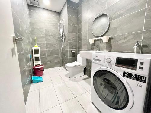 セパンにあるBell Suites @ Sepang by Mokaのバスルーム(洗濯機、トイレ付)