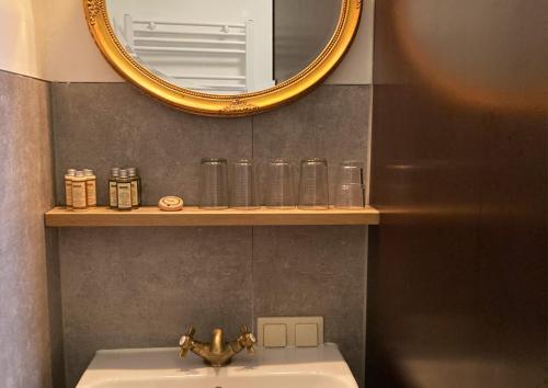 Ένα μπάνιο στο Hotel Lux