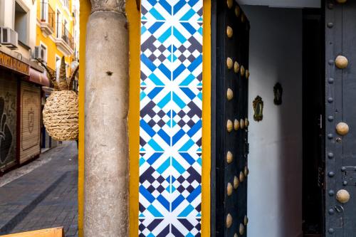 una pared con un patrón azul y blanco en ella en Casa Ispal Alfalfa, en Sevilla
