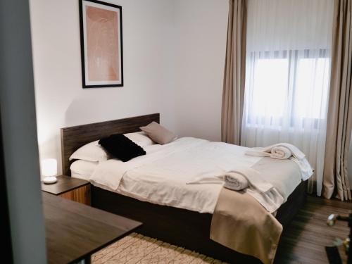 a hotel room with a bed and a table at Casa YDA in Horezu
