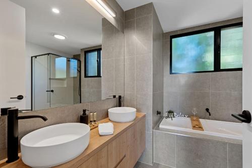 A bathroom at The Ridge at Maleny 1 Bedroom Villa with Spa