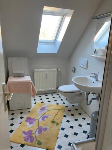 a small bathroom with a sink and a toilet at Jörg Christoph Paschke in Lübben