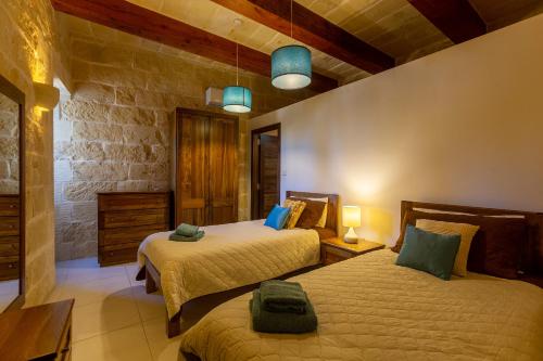 Giường trong phòng chung tại Stunning 4 bedrooms House with views in Gozo