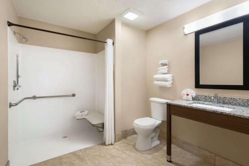 Super 8 by Wyndham Liberal KS tesisinde bir banyo