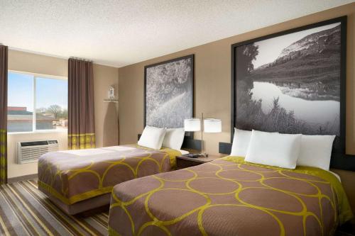 Ένα ή περισσότερα κρεβάτια σε δωμάτιο στο Super 8 by Wyndham Liberal KS