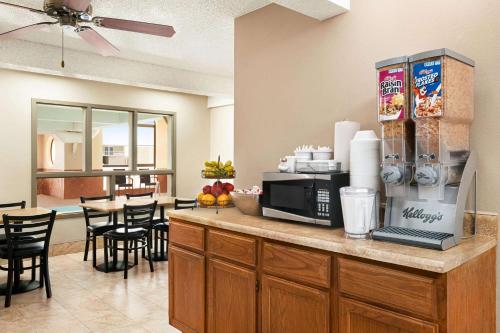 cocina y comedor con encimera con microondas en Super 8 by Wyndham Liberal KS, en Liberal