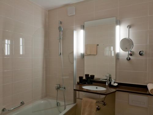 Bathroom sa Hotel-Gasthof Sperrer
