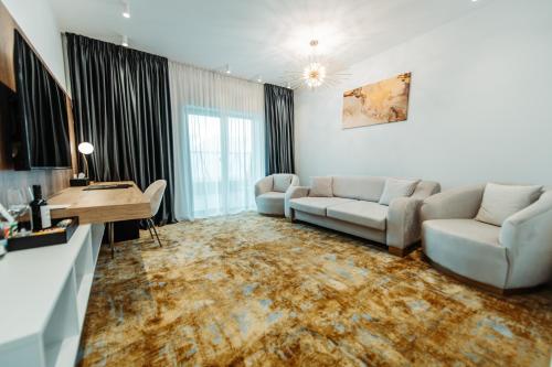 a living room with a couch and a table at Iza Hotel in Sighetu Marmaţiei