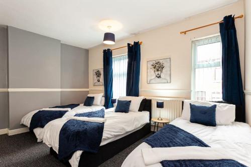 Krevet ili kreveti u jedinici u objektu Fabulous Stay - 4 Bedroom House, sleeps 9, ideal for Business and Contractors, Free parking