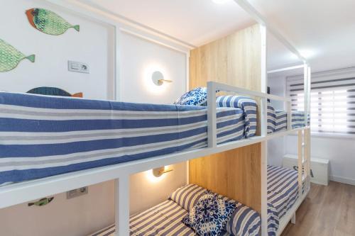 Katil dua tingkat atau katil-katil dua tingkat dalam bilik di NEVERENDING RIJANA. ¡Cala Rijana a tu alcance!