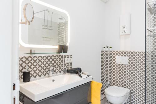 Et badeværelse på fewo1846 - flensBURG - komfortable Maisonettewohnung für 6 Personen mit Dachbalkon im 4 OG