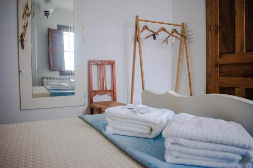 Una habitación con una cama con toallas. en Casa rural Biota, en Biota