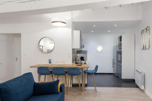 une cuisine et un salon avec une table et des chaises dans l'établissement Le Nid du Lion - Joli T2 quartier St Georges au calme, à Lyon